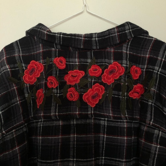 American Eagle Outfitters Tops - AE grunge flannel button-up with flower embroidery